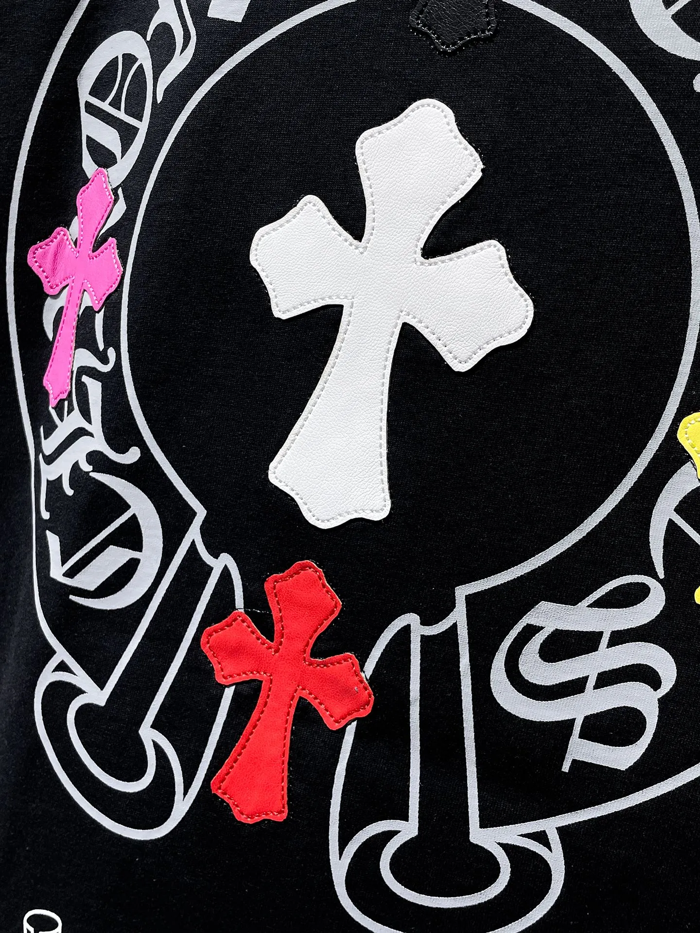 P160 New Chrome Hearts 25ss for summer. High-weight, environmentally friendly and high-quality top-quality fabric. 260g~270g. Chrome colored cross and leather Sanskrit horseshoe short sleeves. Counter synchronization. 1:1 replica version. Recommended colors: white, black.